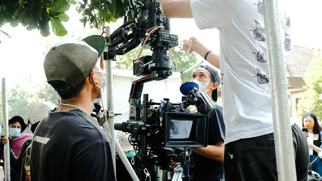 Wondering about production house Jakarta cost? This 2025 guide explains everything—from social media content to high-end commercials—with transparent pricing from Sante Productions.