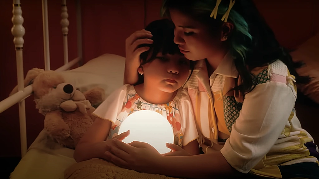 Sante Productions visualizes Idgitaf’s “Satu-Satu” with a minimal, emotional music video that captures grief, healing, and quiet strength.